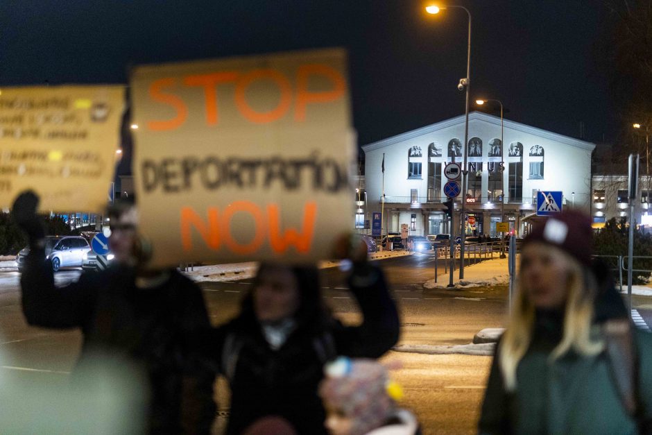 Keletas žmogaus teisių gynėjų Vilniaus oro uoste protestavo prieš migrantų išskraidinimą 