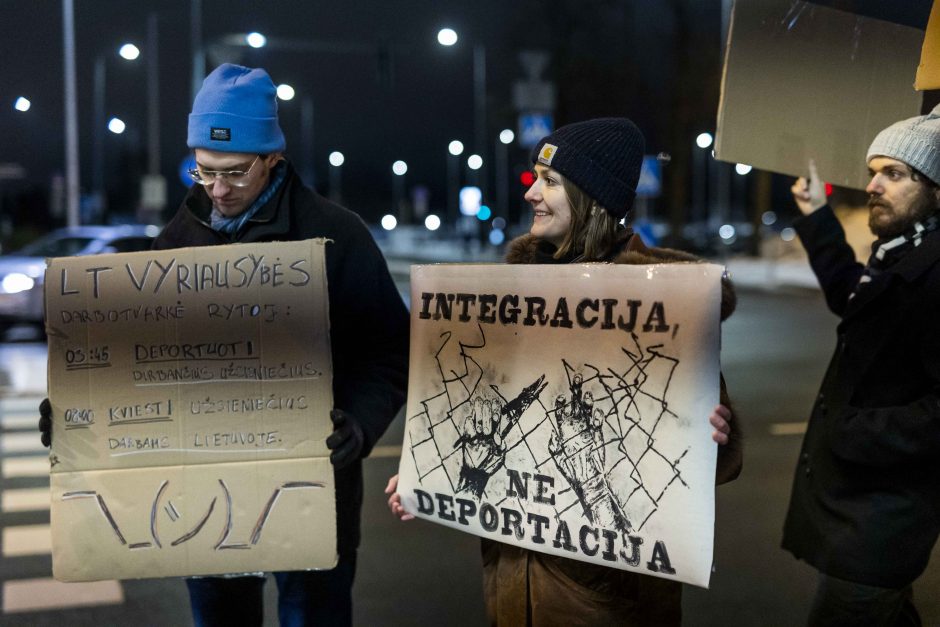 Keletas žmogaus teisių gynėjų Vilniaus oro uoste protestavo prieš migrantų išskraidinimą 