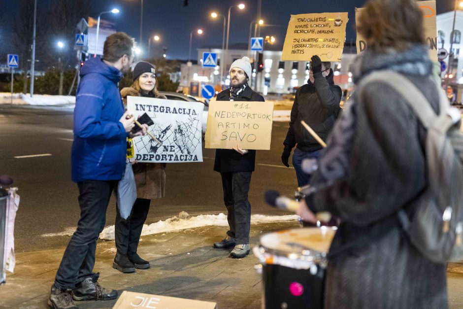 Keletas žmogaus teisių gynėjų Vilniaus oro uoste protestavo prieš migrantų išskraidinimą 