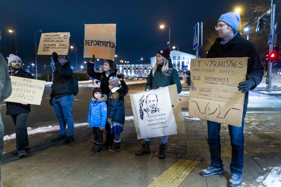 Keletas žmogaus teisių gynėjų Vilniaus oro uoste protestavo prieš migrantų išskraidinimą 