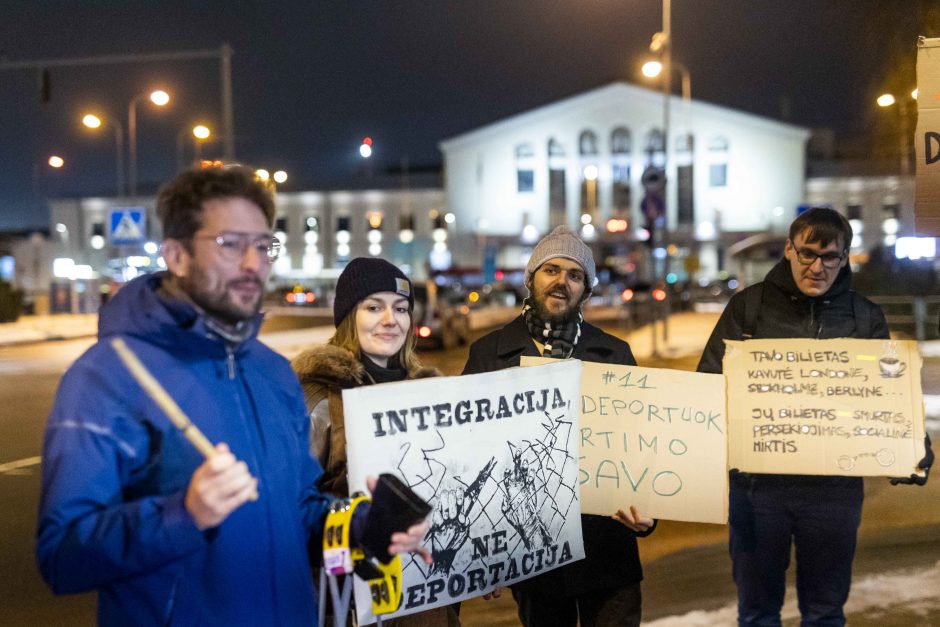 Keletas žmogaus teisių gynėjų Vilniaus oro uoste protestavo prieš migrantų išskraidinimą 