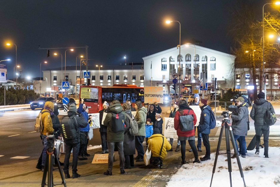 Keletas žmogaus teisių gynėjų Vilniaus oro uoste protestavo prieš migrantų išskraidinimą 