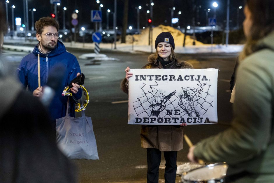 Keletas žmogaus teisių gynėjų Vilniaus oro uoste protestavo prieš migrantų išskraidinimą 