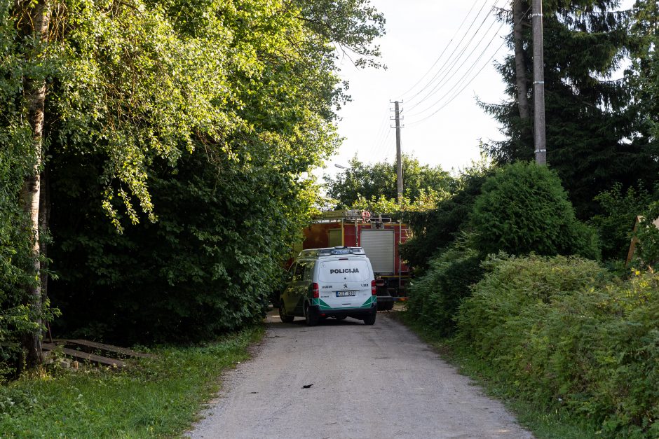 Kraupu: sprogo automobilis, kuriuo buvo vežamas karo laikų sprogmuo – žuvo du vyrai