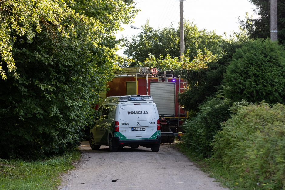 Kraupu: sprogo automobilis, kuriuo buvo vežamas karo laikų sprogmuo – žuvo du vyrai