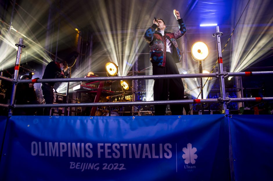 Olimpinis festivalis „Beijing 2022“ atidarytas: D. Montvydas dainomis tirpdė čiuožyklos ledą