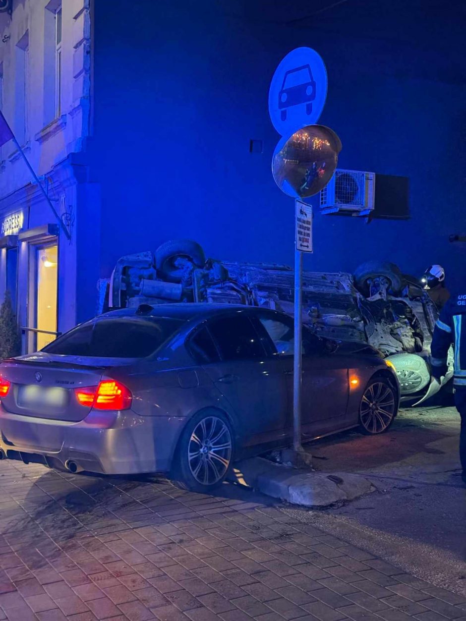 Miesto centre – stipri avarija: „Toyota“ rėžėsi į pastato sieną