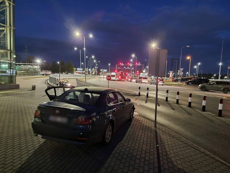 Šalia „Megos“ esančiame tunelyje automobilis BMW rėžėsi į sieną