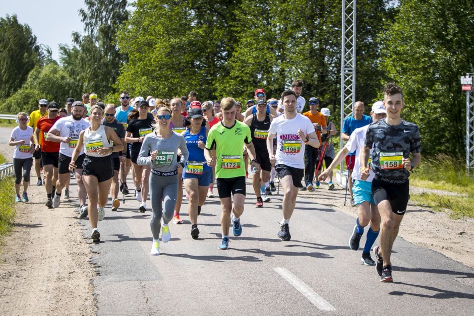 Tradiciniame bėgime „Aplink Elektrėnų marias“ triumfavo šeimyninis Kančių duetas