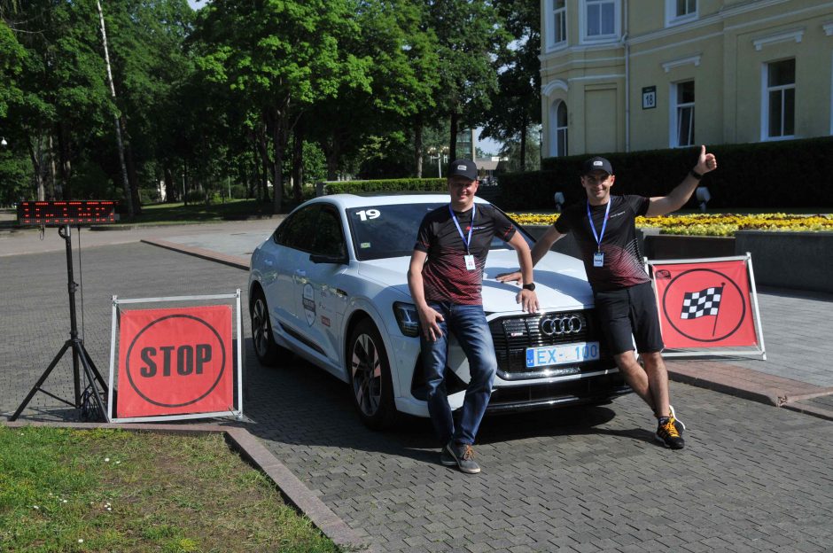 Elektromobilių varžybose triumfavo „Tesla Model 3“ ir „Peugeot e-208“ ekipažai