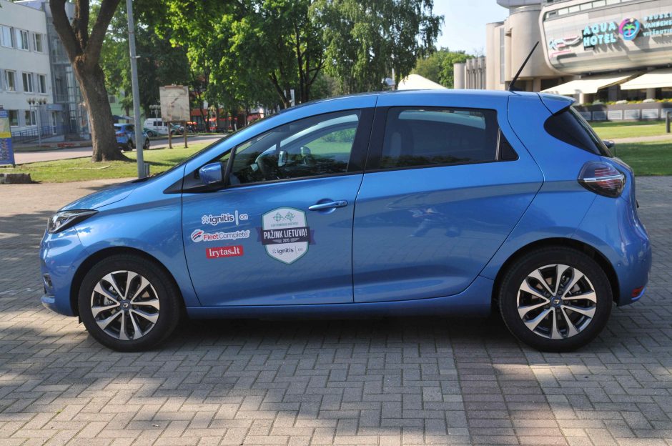 Elektromobilių varžybose triumfavo „Tesla Model 3“ ir „Peugeot e-208“ ekipažai