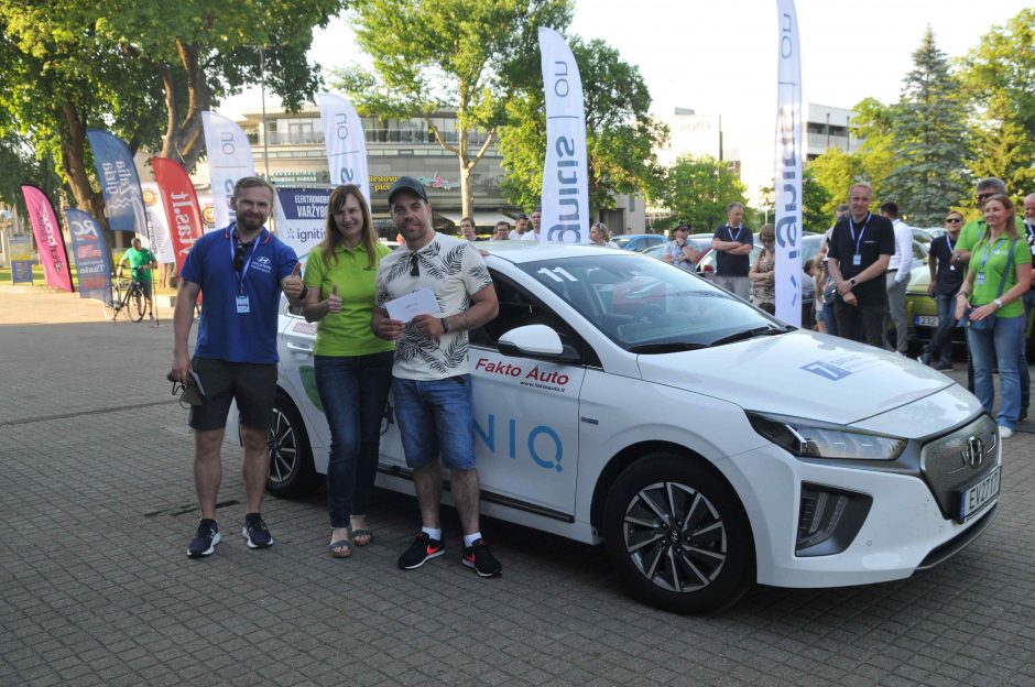 Elektromobilių varžybose triumfavo „Tesla Model 3“ ir „Peugeot e-208“ ekipažai