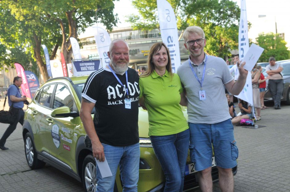 Elektromobilių varžybose triumfavo „Tesla Model 3“ ir „Peugeot e-208“ ekipažai