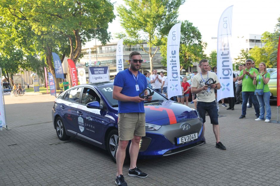 Elektromobilių varžybose triumfavo „Tesla Model 3“ ir „Peugeot e-208“ ekipažai