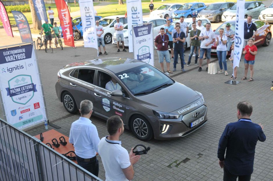 Elektromobilių varžybose triumfavo „Tesla Model 3“ ir „Peugeot e-208“ ekipažai