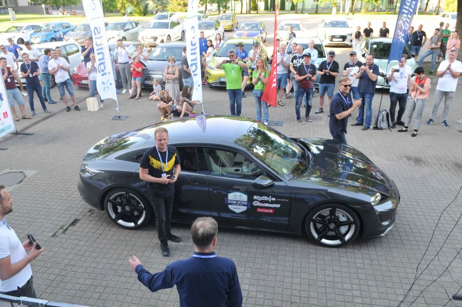 Elektromobilių varžybose triumfavo „Tesla Model 3“ ir „Peugeot e-208“ ekipažai