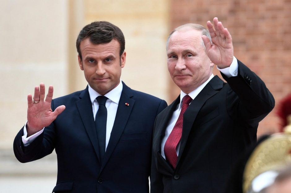 V. Putinas paragino E. Macroną užbaigti transliuotojo RT „diskriminaciją“
