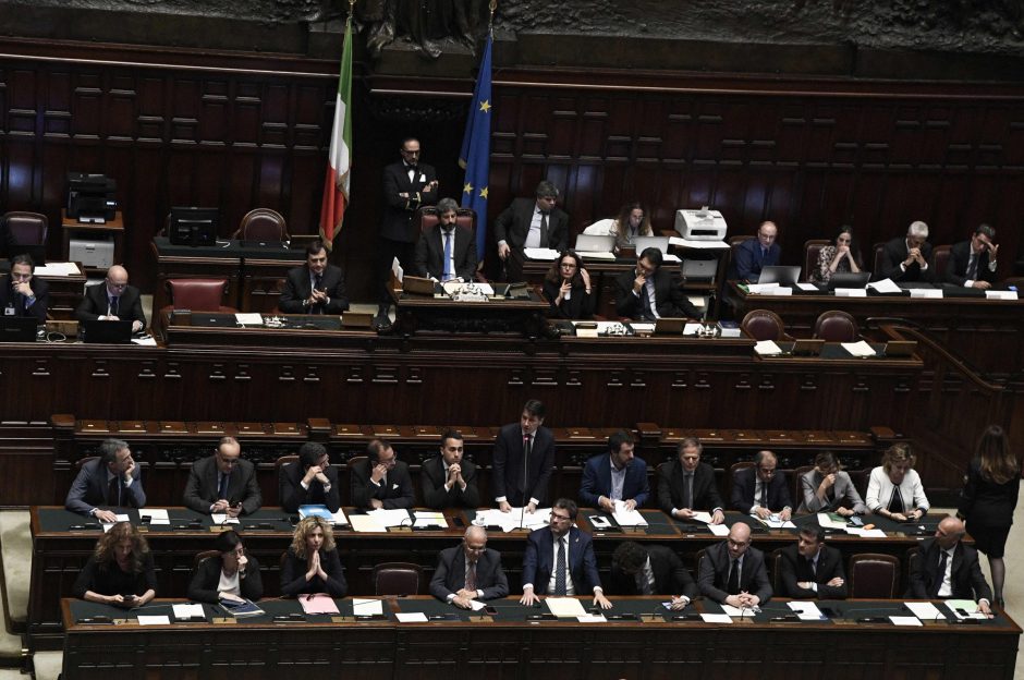 Italijos populistų vyriausybė užsitikrino parlamento pasitikėjimą