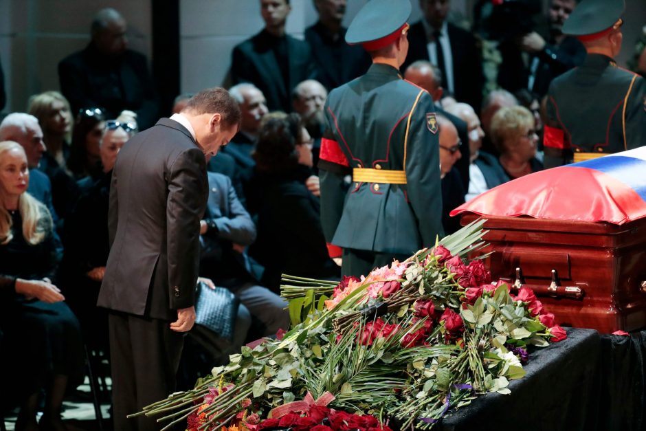 J. Kobzonas palaidotas Maskvos kapinėse šalia savo motinos