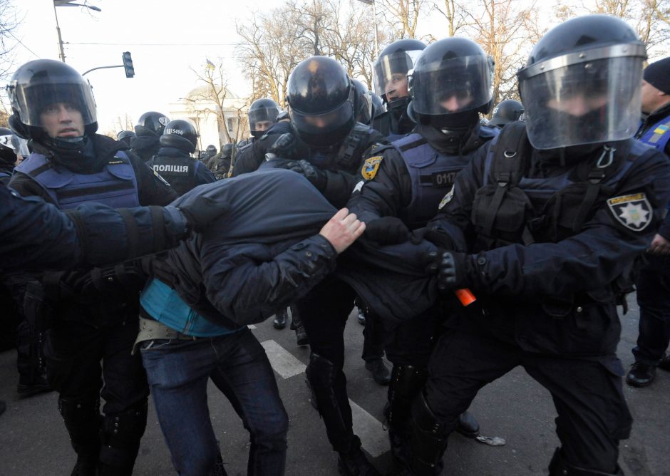 Kijeve protestuotojams susirėmus su policija sužeisti 19 žmonių