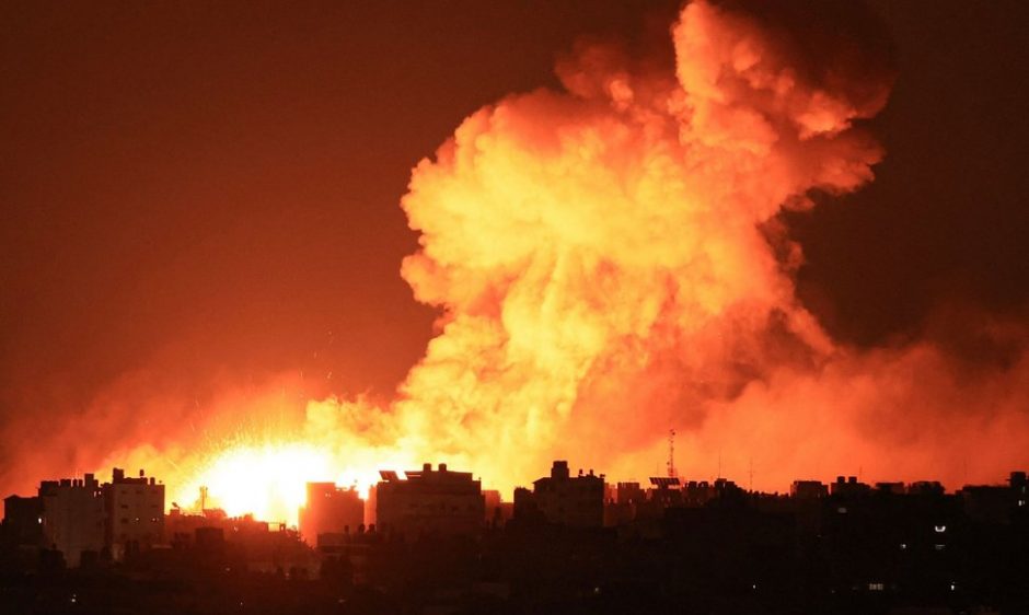 Izraelis į Gazos Ruožą nuo šeštadienio paleido 4 000 tonų sprogmenų