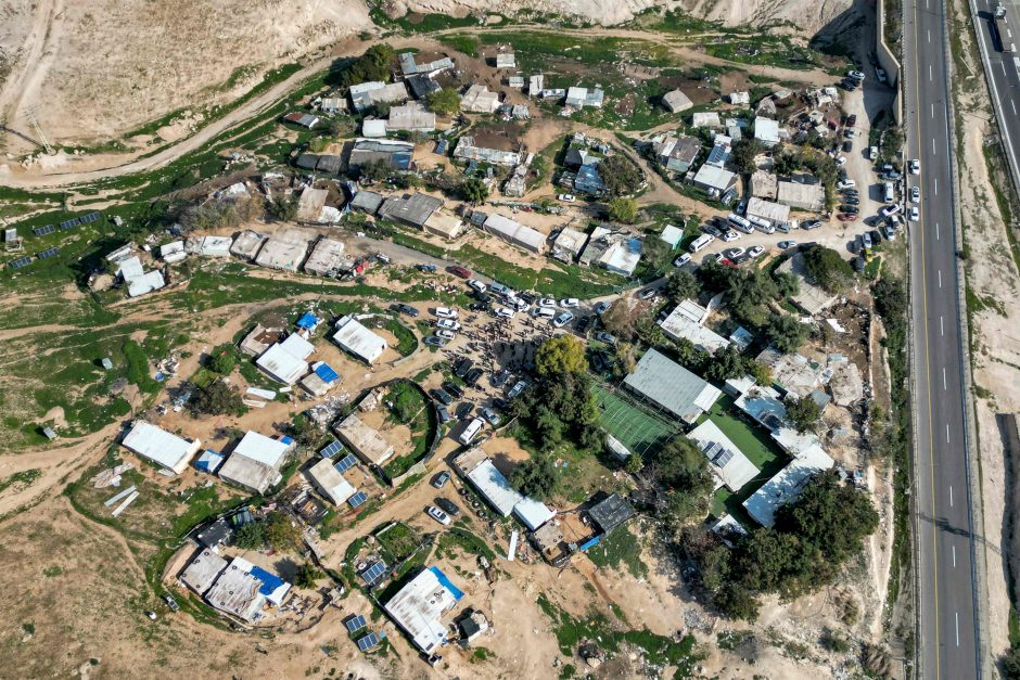 Izraelio teismas vėl atidėjo kaimo Vakarų Krante nugriovimą  