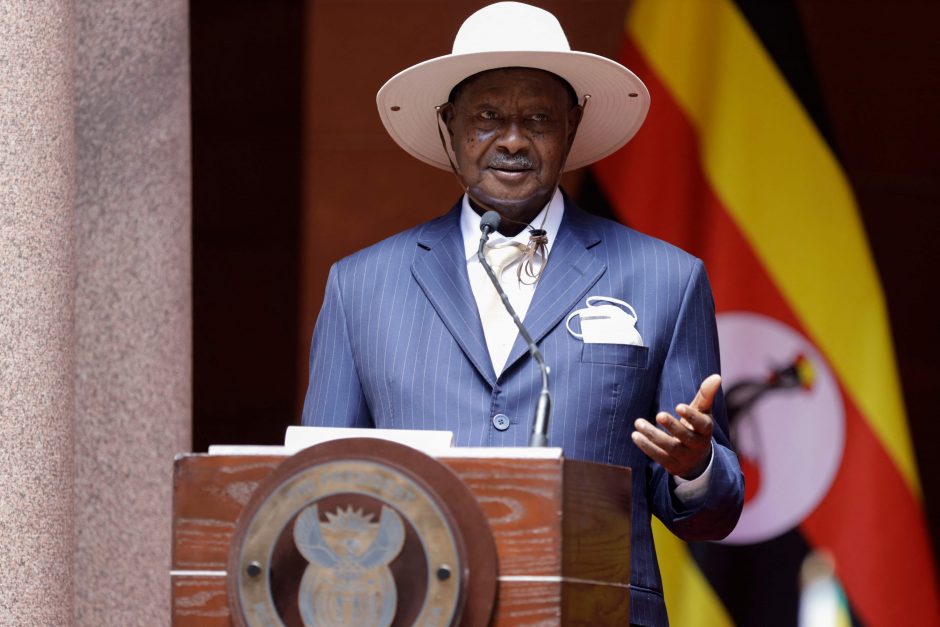 „Amnesty International“ ragina Ugandos prezidentą neremti prieš LGBTQ nukreipto įstatymo