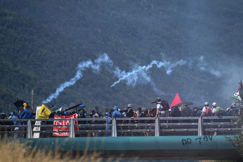 Prancūzijoje protestuotojai prieš geležinkelio projektą su Italija susirėmė su policija