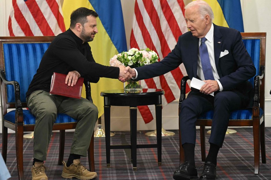 J. Bidenas žada tolesnę paramą Ukrainai, patvirtino naują karinės pagalbos paketą 