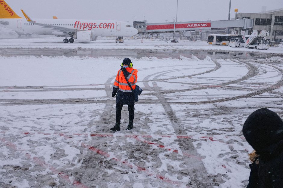 Sniegui užklojus Pietryčių Europą, uždarytas Stambulo oro uostas