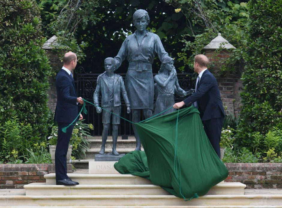 Britanijos princai Williamas ir Harry atidengė savo motinos princesės Dianos statulą