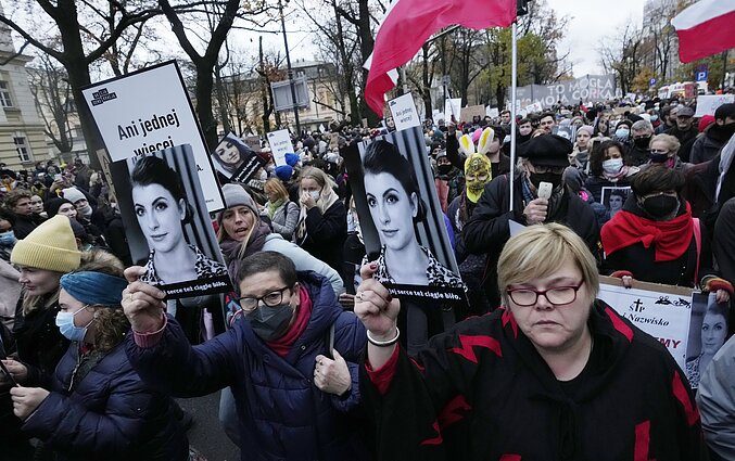 Lenkai lieja pyktį ant valdančiųjų lyderio dėl jo politikos, idėjų dėl moterų