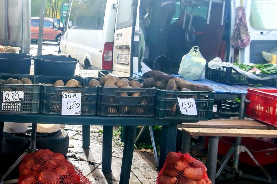 Kaunietis stebisi: kodėl Ūkininkų turguje bulvės pustrečio karto brangesnės nei prekybos centre?