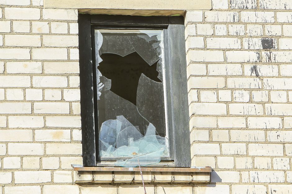 Buvęs policijos nuovados pastatas šiurpina: išdaužyti langai, girtuoklių prišnerkšta aplinka