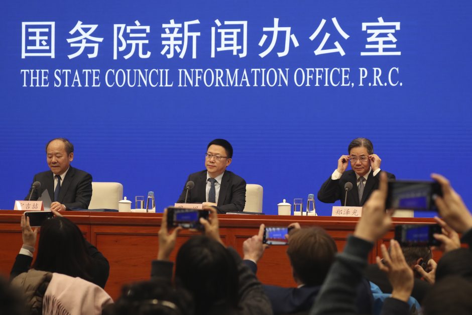 Kinija iškvietė JAV ambasadorių dėl Honkongo sankcijų