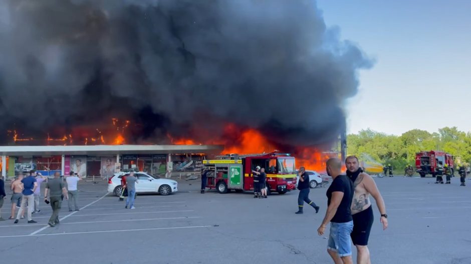 Karas: po Rusijos atakų užsiliepsnojo prekybos centras Kremenčuke, žuvo 10 žmonių