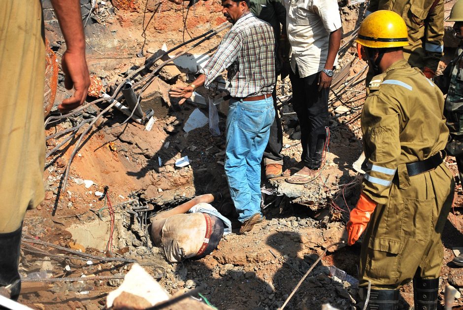 Šiaurės Indijoje sugriuvus pastatui žuvo 13 žmonių