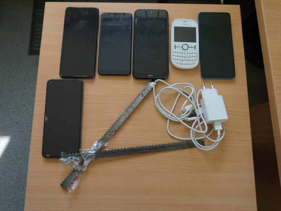 Marijampolės pataisos namų nuteistiesiems permesti telefonai ir metalo pjūkleliai