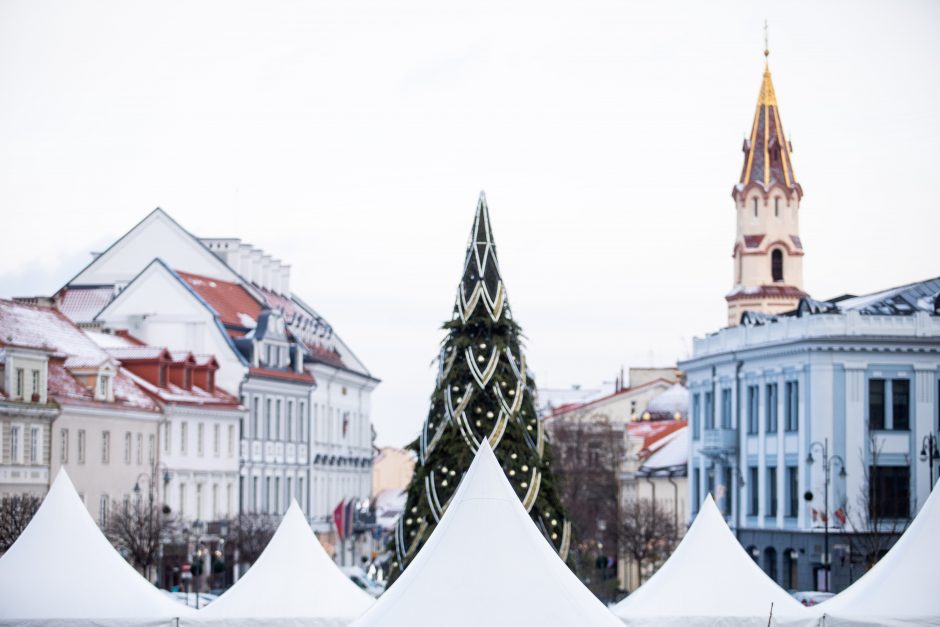 D. Nausėdienė atidarė tradicinę Tarptautinę Kalėdų labdaros mugę