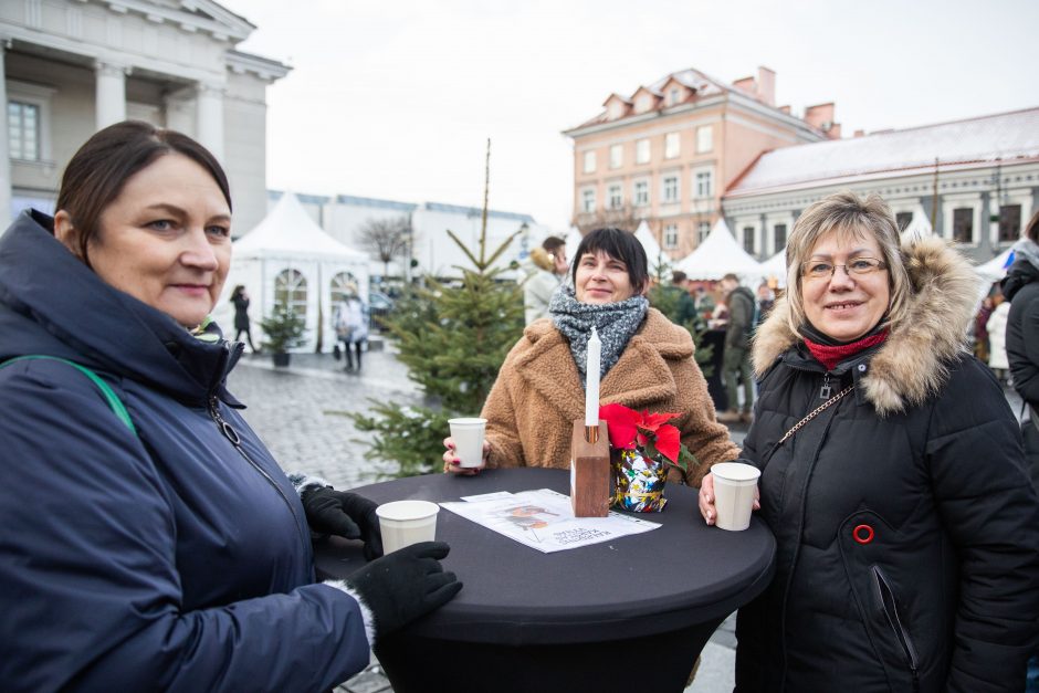 D. Nausėdienė atidarė tradicinę Tarptautinę Kalėdų labdaros mugę