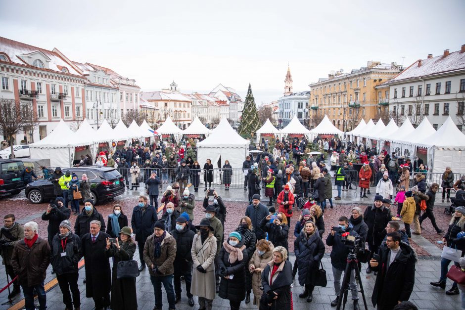 D. Nausėdienė atidarė tradicinę Tarptautinę Kalėdų labdaros mugę