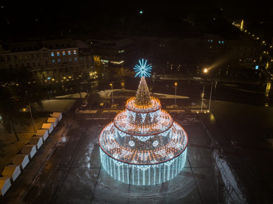 Ant Vilniaus Kalėdų eglės uždegta 700 žvakučių