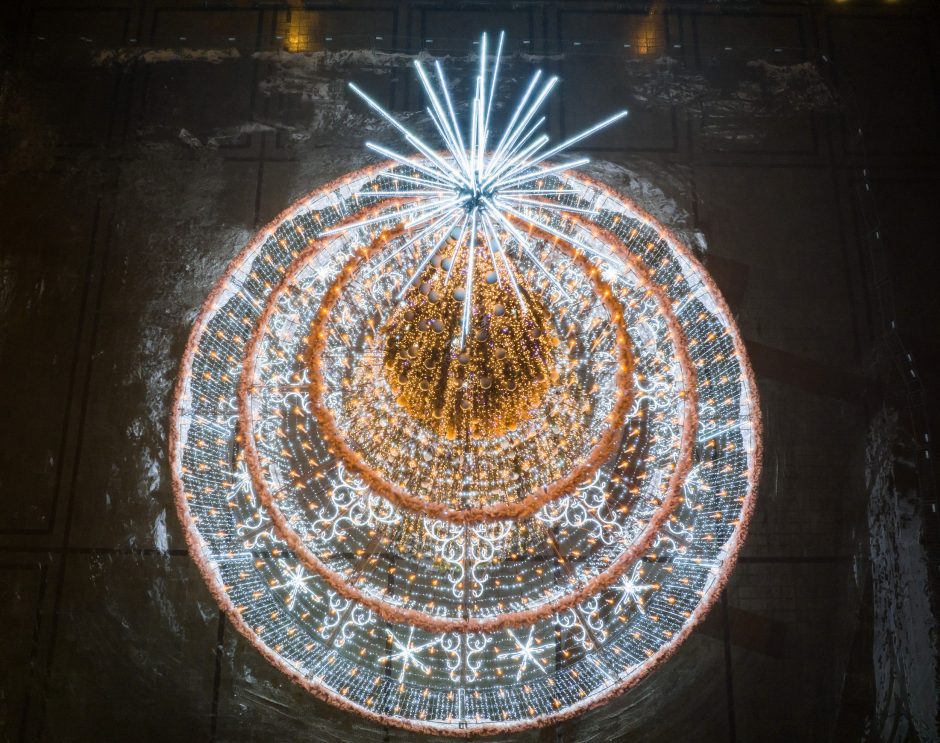 Ant Vilniaus Kalėdų eglės uždegta 700 žvakučių