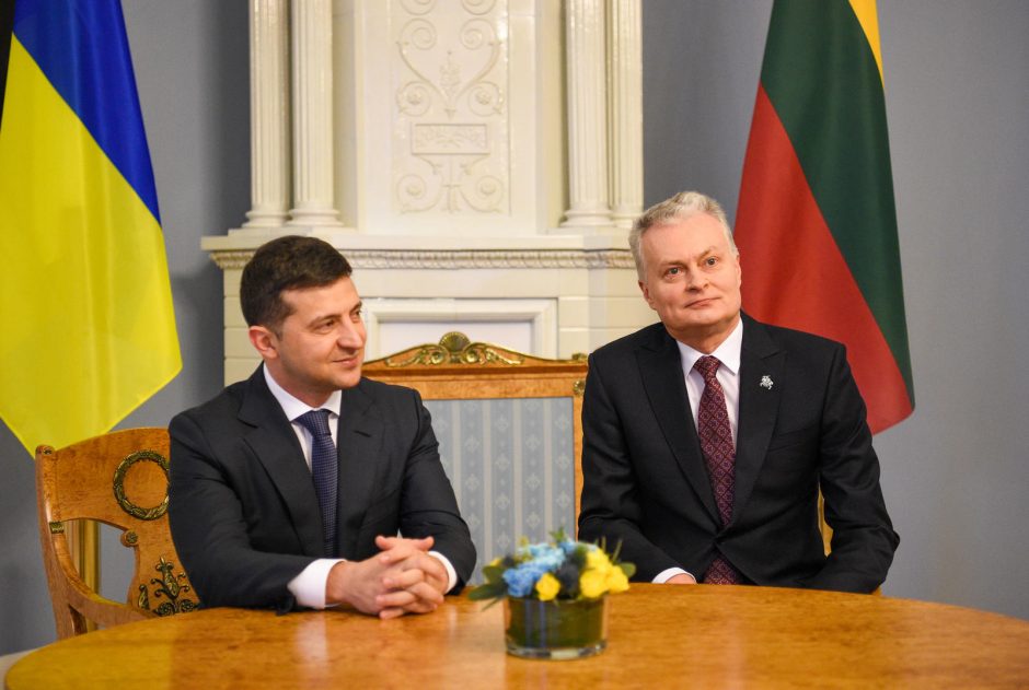 ES ir NATO lyderių susitikimo išvakarėse G. Nausėda su V. Zelenskiu aptarė paramą Ukrainai