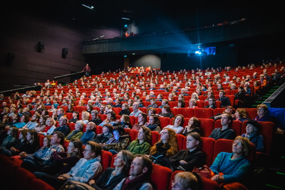 „Scanoramoje“ į filmo „Valstybinės laidotuvės“ premjerą susirinko garsūs žmonės