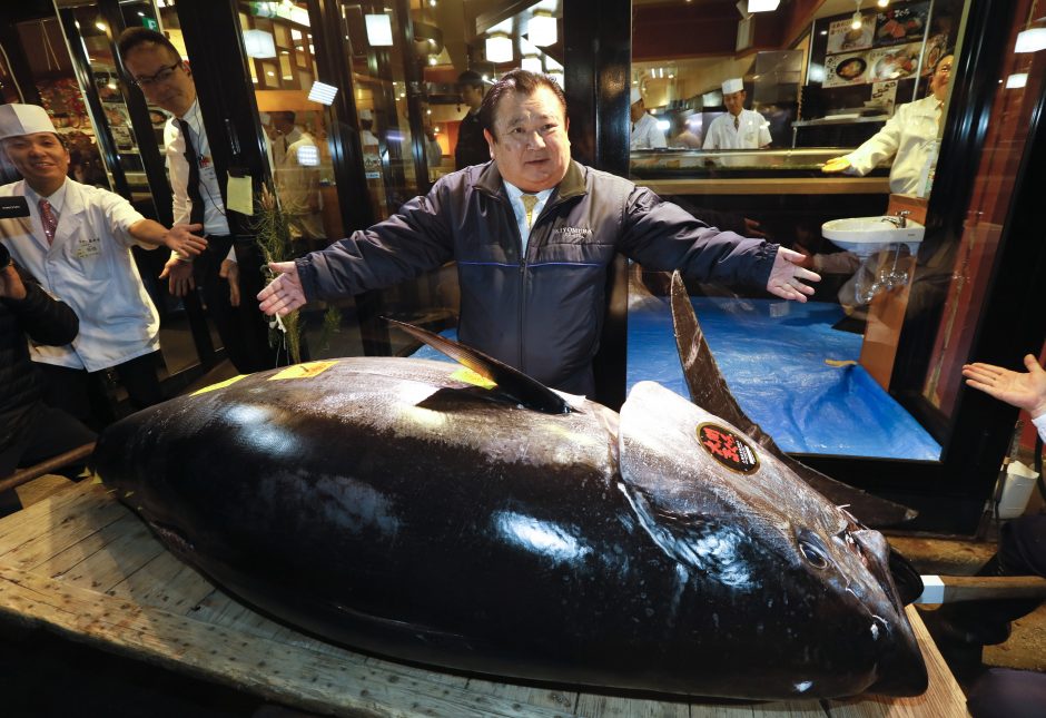 Japonijos sušių karalius už milžinišką tuną sumokėjo 3,1 mln. dolerių