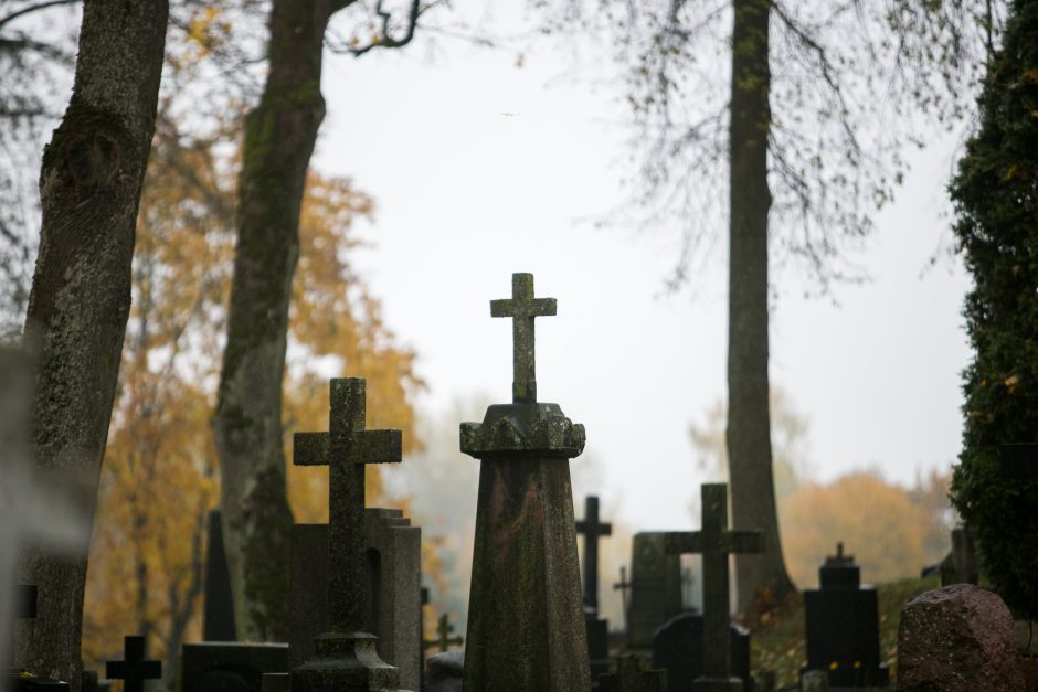 Vyriausybė susirūpino netvarkomais kapais