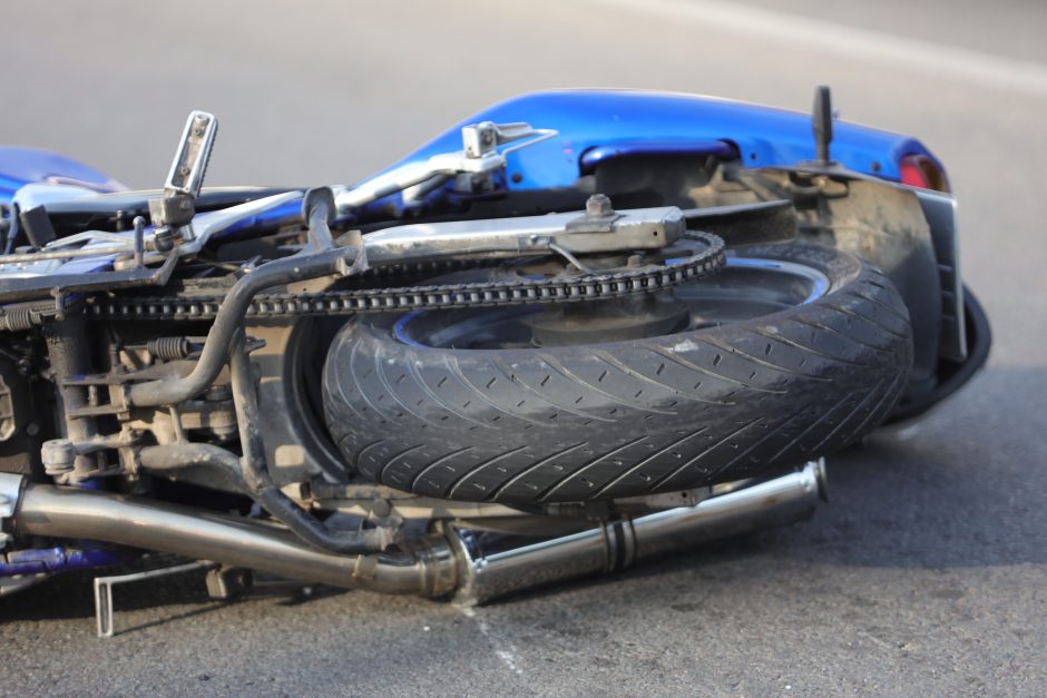 Garliavoje motociklas partrenkė per perėją dviratį vedusį keturiolikmetį