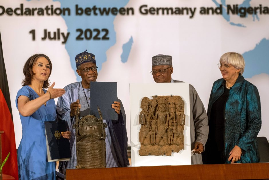 Vokietija pasirašė susitarimą dėl Benino bronzos dirbinių grąžinimo Nigerijai