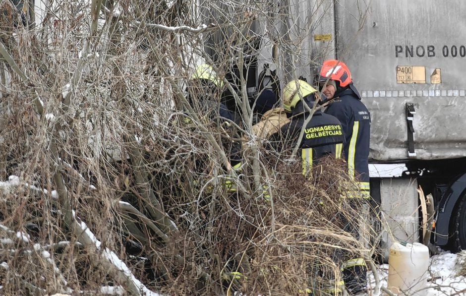 Nuo kelio nuvažiavęs vilkikas